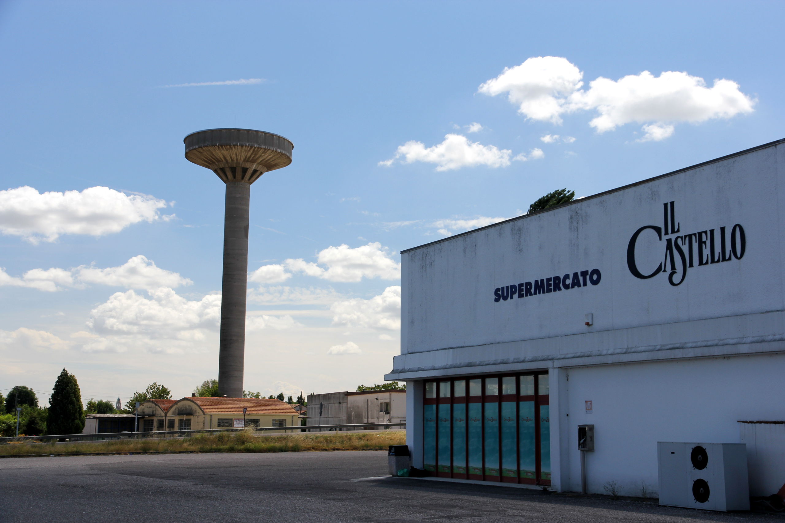 Supermercato „Il Castello", dahinter der Wasserturm als höchstes Bauwerk weit und breit